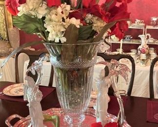 Lovely oversized vase; Asian figurines