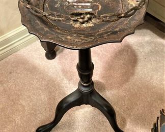 Small lacquered tri-pod table