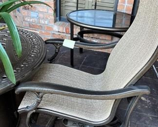 Oval side table of cast aluminum