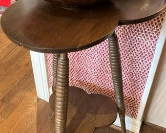 Clover shaped 2-tier table