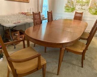 Oval dining table with two leaves, 6 chairs and pads