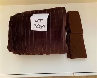 Lot 3247. $95.00   Wilshire top quality Duvet cover, like new from Z Gallerie, plus two coordinating pillow cases.		