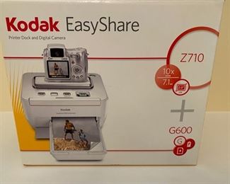 Lot 3249.  $30.00 Kodak Easy Share Printer Dock and Digital Camera. G600+Z710