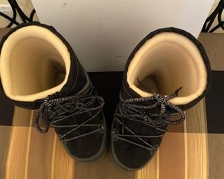 Lot 3257 A.  $40.00 Marc Jacobs size 6M snow boots excellent condition.