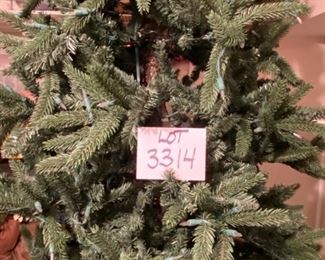 Lot 3314.  $125.00. Beautiful and in great shape, Pre-lit 10' Christmas Tree. 		