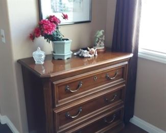 Bedroom chest of drawers