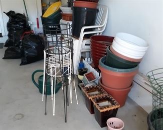 Pots for plants of many sizes