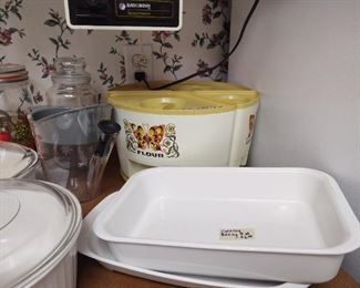 05 Vintage Corning ware and 1970s plastic cannister set
