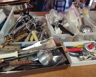06 loads of kitchen utensile
