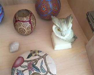 Assorted decorative items.