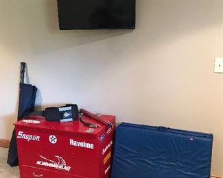 Storage trunk gym mat 