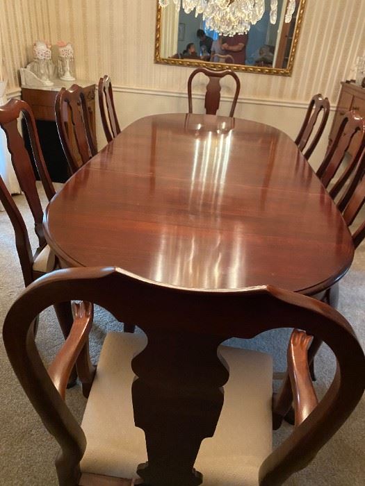 DR101   Pennsylvania House Dinning Room Table, 6 chairs, 2 captain chairs and includes custom table cover and additional table leaf's.