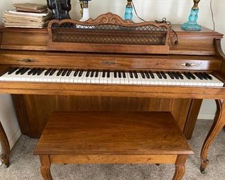 LR105 Baldwin Piano with bench seat