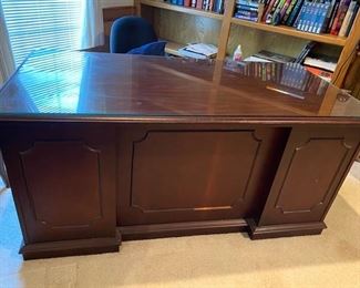 GR133   High End Office Desk with Chair