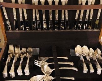 Oneida Silver plate 16 place setting set in wooden case $70 