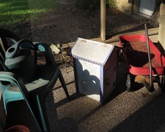 Primitive Wagon - Plastic Chairs