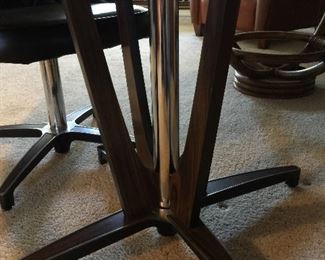 #4 A close look at the Mid-Century Modern table base details