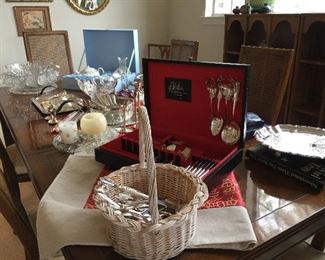 Lots of sets and silver plate flatware pieces