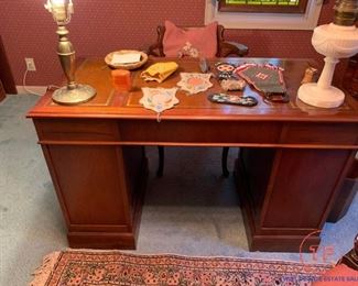 Vintage Sligh-Dowry Desk with Leather Inlay