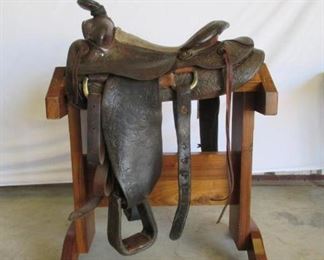 208	

Vintage Ranch Western Saddle
Vintage Ranch Western Saddle 15" saddle has string ties and a rear cinch. Saddle is in good using condition.