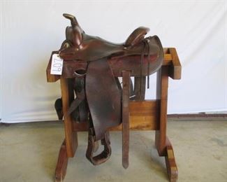 209	

Cow Country By Circle "Y" Western Saddle
Cow Country by Circle "Y" Western Saddle 15 1/2" complete with Billy Cook breast collar, latigo, both front and back cinches. Saddle is in good using condition. No. 1001-12-72