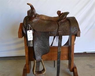213
William Porter Western Saddle
William Porter, made in Arizona 16" western saddle. Saddle is complete with latigo, rear cinch and string ties.