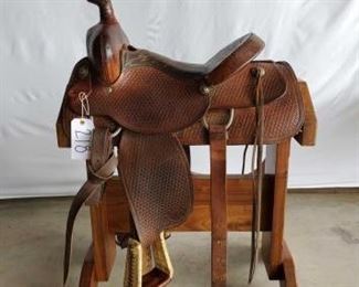 218
Hereford Roping Saddle
15 1/2" Hereford Brand Tex Tan of Yoakum Roping Saddle. Has vintage conchos. Has full rigging and in good using condition. Has the makers mark.