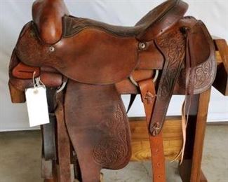 228
Hereford Brand Roping Saddle
16" Hereford Brand Tex Tan of Yoakum Roping Saddle. Has makers mark. In working condition Missing one blevins stirrup clip. Serial # 5100 Front and back cinches.