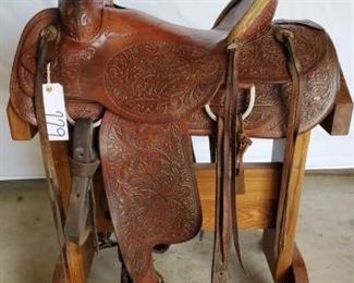 229
Custom Santa Fe Roping Saddle
16 1/2" Santa Fe Roping Saddle. Deep leather carving. 4 1/2" rawhide pencil roll cantle. Vintage conchos. Front and back cinches. Makers mark. In good working condition