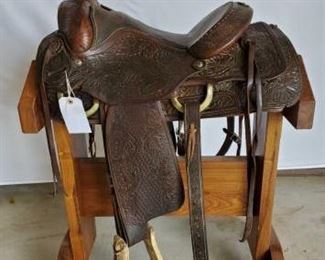 234
Ozark Western Roping Saddle
15" Ozark Saddle King, Waco, Texas roping saddle. Has a back cinch. Very small tear from wear, see photos, but in good condition. Silver name plate not included. Has makers mark.