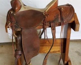 237
KM Saddlery Rope Saddle
16" KM Saddlery Rope Saddle of Chowchilla.Ca. Serial # 143. Sterling silver conchos. Has 4" rawhide pencil roll cantle. All rigging is complete. ACTRA breast collar. Has rawhide swell. In very good working condition. Has makers mark on saddle.
