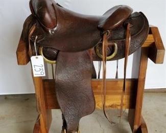 239:
Saddle King of Texas western Saddle
15 1/2" Saddle King of Texas western Saddle. Has makers mark. In good condition