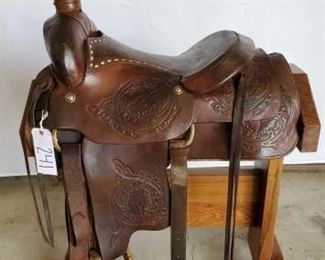 241
Western Roping Saddle with Buck Stitching
16 1/2" Western Roping Saddle. Has buck stitching in seat and vintage conchos. Long string ties and front and back cinch. In using condition.