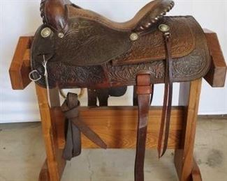 268
Vintage Simco Western Saddle
14 1/2" Vintage Simco Western Saddle Serial # 5534 . Vintage conchos and silver laced swell and cantle. Some buck stitching in seat. Needs some repair. Missing a stirrup fender.