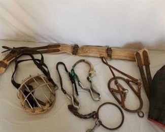417
A Lot of Horse Trainers Tools
A Lot of Horse Trainers Tools
Sur-single
Muzzle cage
2 cribbing collars
2 Nose bosals
Fly mask
Bar F Bell Boots in Black, size unknown