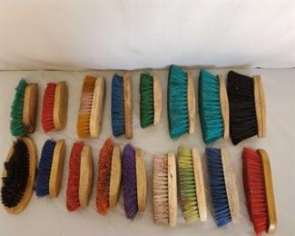 440
Grooming tools
Brushes-curry combs-hoof picks-mane and tail brushes
Milk crate full of used grooming tools