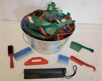 377
7 Gallon Galvanized Tub Full of Grooming Tools
7 Gallon Galvanized Tub Full of Grooming Tools
Livestock combs, brushes, hoof cleaners, sweat scraper.
To many too count !