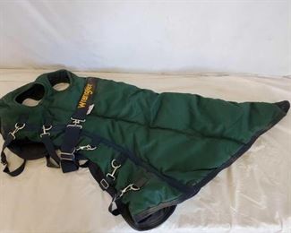 321
1-Green New Winter Quilted Hood and 1-Used Winter Blanket
Green New Winter Quilted Hood and Used Winter Blanket
Hood Pro Choice still in bag size Medium in good condition
Blanket is a Weaver and size 76
Cat in pic not included