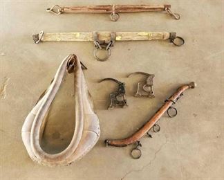 333
Vintage Western Single Trees, Collar, Single Hame, and rivet presses
Vintage Western Single Trees, Collar, Single Hames, and rivet presses
6 items: 1 Wooden single tree measure 34", 1 Wooden single tree measures 40". Collar is draft horse size, 1 Wooden hame would make a great wall hanger and 2 vintage Rex rivet presses