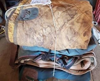 327
4-Heavy Winter Horse Blankets
4-Heavy Winter Horse Blankets
Big D and sizes Medium to large
Blanket are in good using condition, just need to be cleaned