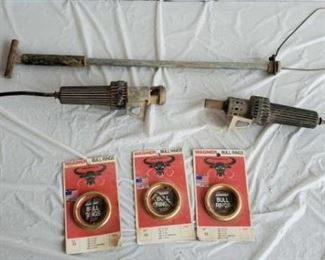 89
Wagner Bull Rings, Hog Snar Restraint, Electric Cauterizing Iron Dehorners
Mixed Livestock Equipment including:
1- Hog Snare Restraint
2- Electric Cauterizing Iron Dehorners
3- Wagner Bull Rings Size 53, new in packa