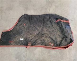 529
Lot of Horse Blankets
Great Lot of Horse Blankets:
1- Rockin' SP Horse Blanket size 78
1- Open Range Horse Blanket has had some repairs (see pictures), in good using condition.
1- Plaid Horse Blanket in good using condition
1- SS Schneiders Blanket Liner, Size 78