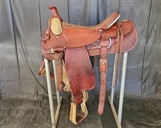 264	

Hereford Brand/Tex Tan of Yoakum Roping Saddle with Rawhide Trim
16 1/2" Hereford Brand/Tex Tan of Yoakum roping saddle in excellent shape. Has string ties and a full rigging. Rawhide swell, stirrup and cantle trim.