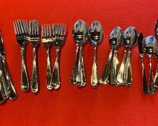 Oneida Stainless Steel Silverware Set 12 Knives 11 Dinner Forks 11 Salad Forks 12 Large Spoons 12 Small Spoons 6 Serving Pieces		
