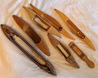 Mixed lot of antique weaving shuttles of various sizes some commercial and handmade Dublin , Virginia Possibly Leclerc flying shuttle for a weaving loom.