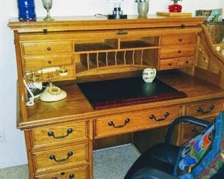 Beautiful oak rolltop desk with cubbies