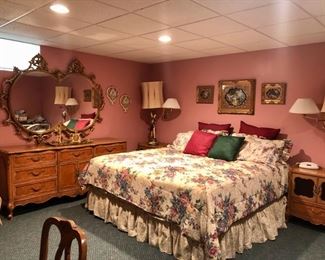 Traditional King bedroom set with dressers & mirror 