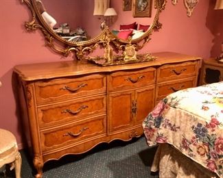 Traditional King bedroom set with dressers & mirror 