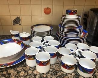 Another set of dinnerware 