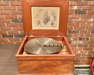 $1,950 - Antique Regina oak music box - WORKS !! Includes 12 discs!  Music box 21" W, 19" D, 10" H.  Discs each 15.5" diam.